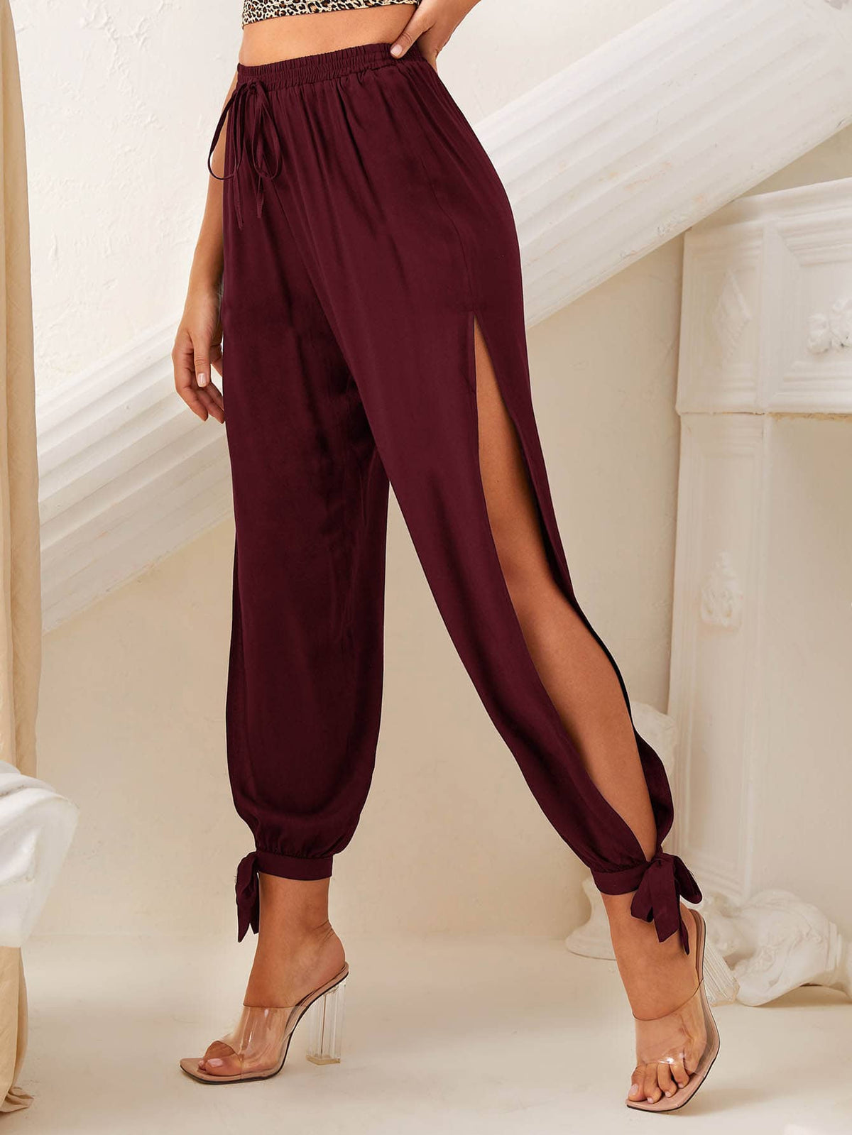 Pantaloni monocolore con orlo annodato a fessura
