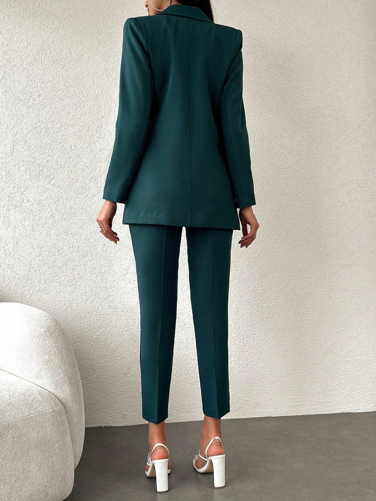 Blazer e pantaloni monocolore con doppio petto