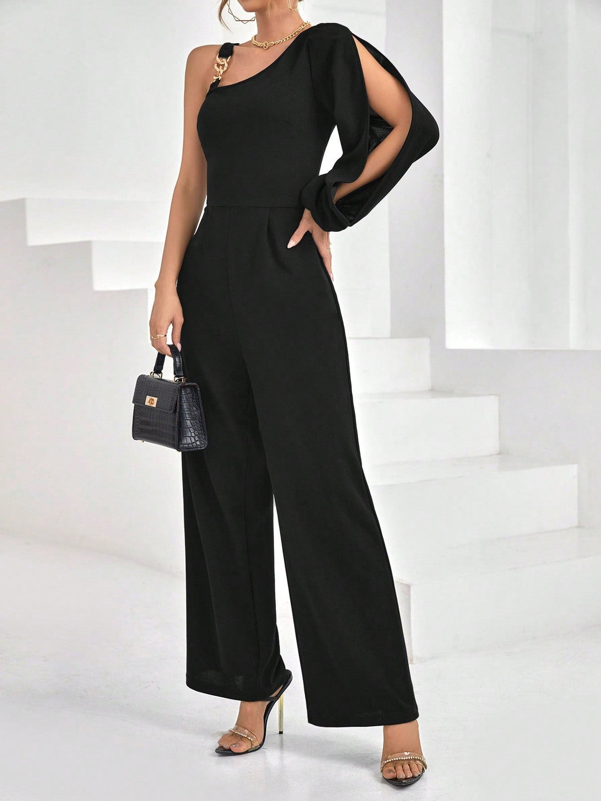 Jumpsuit gamba larga scollatura asimmetrica maniche a fessura dettaglio catena