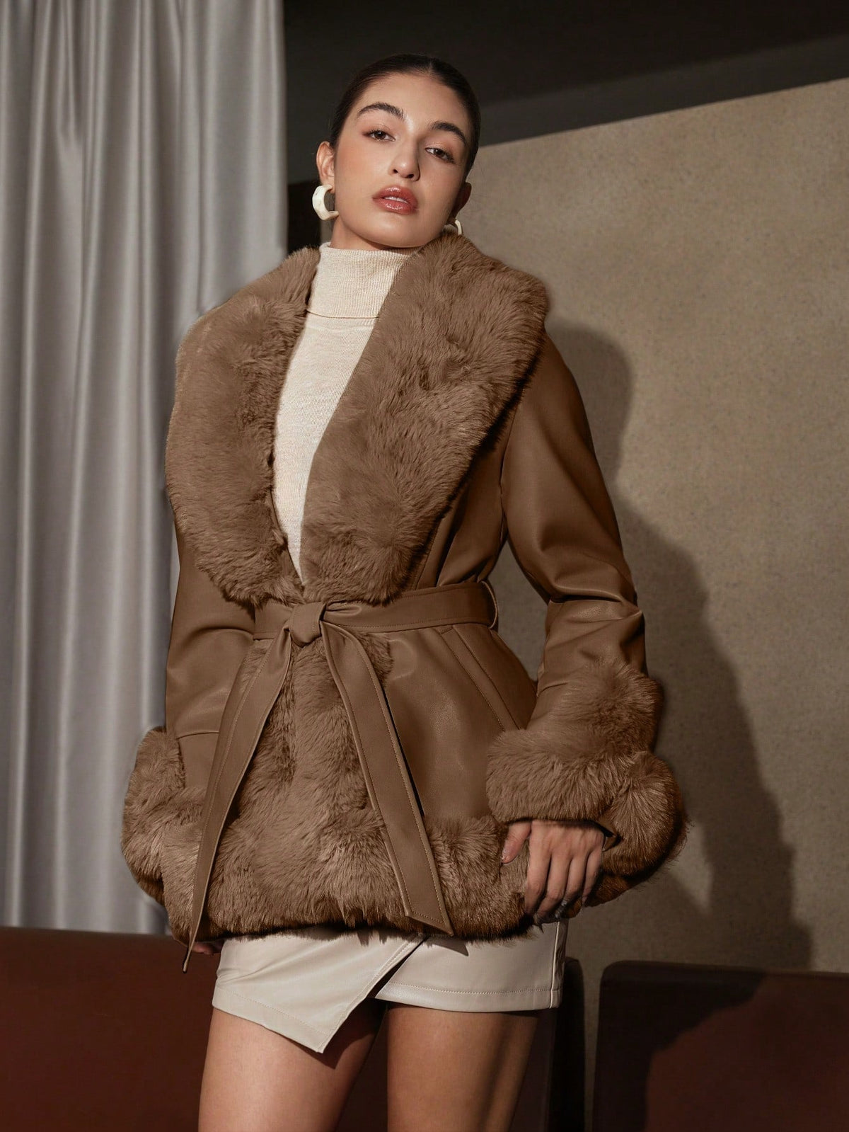 Cappotto Con Cintura E Pelliccia Sintetica Sui Bordi, Tasche Laterali
