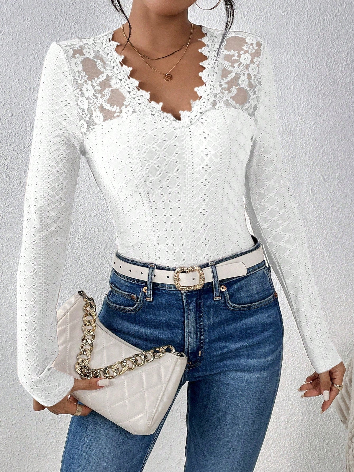 T-shirt Bianca Da Donna Con Tessuto A Trama Incavata E Patchwork Di Pizzo, Ricamato Con Tessuto Strutturato