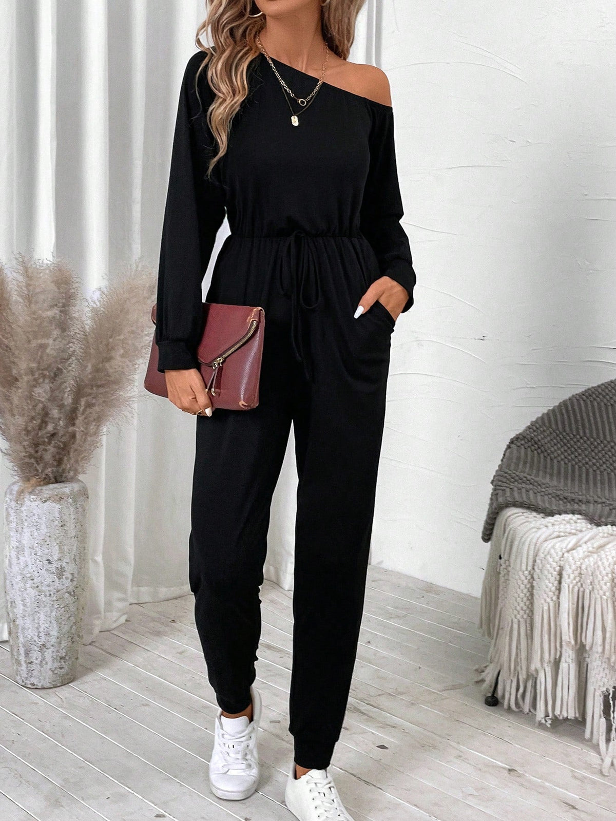 Tuta jumpsuit casual da donna a collo asimmetrico con maniche lunghe, collo asimmetrico e colore unito