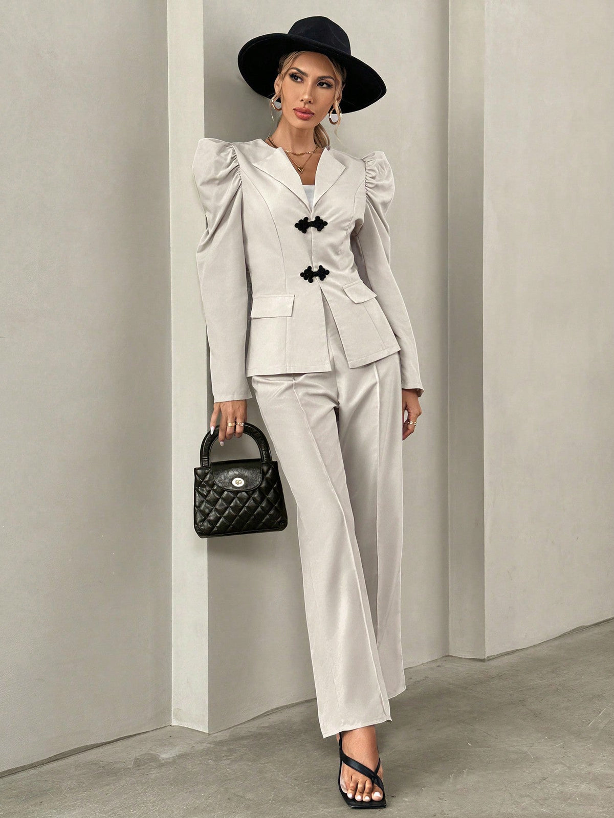 Completo con camicia con bottoni e maniche a palloncino stile cinese e pantaloni lunghi