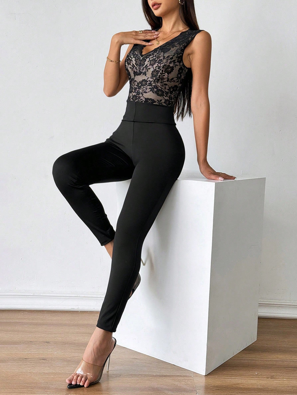 Tuta jumpsuit senza maniche in pizzo e patch minimalista da donna, abbigliamento casual