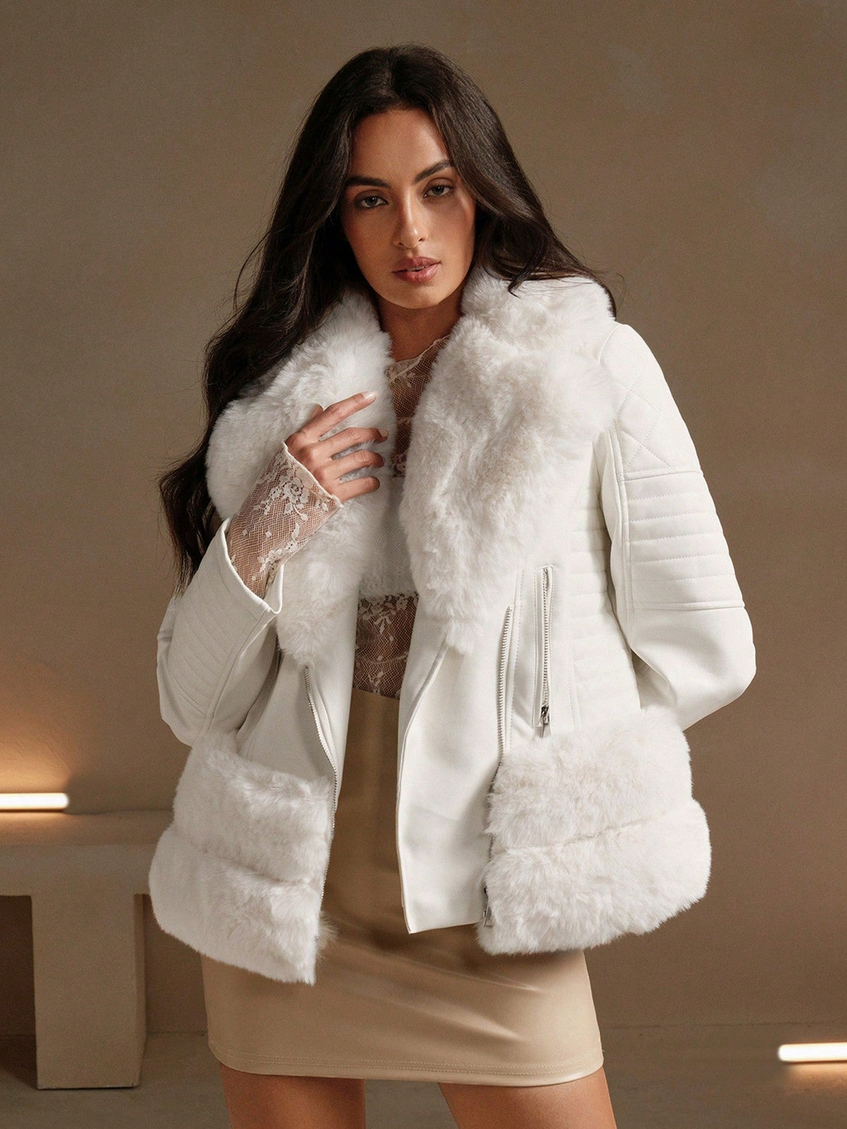 Giacca da donna con vita stretta in ecopelliccia e pelle sintetica colorblock di moda, adatta per autunno/inverno