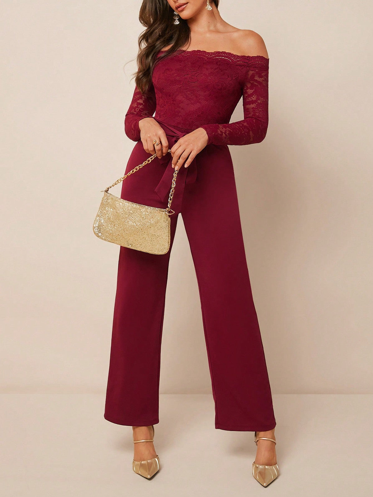 Jumpsuit con spalle scoperte corpetto di pizzo con cintura