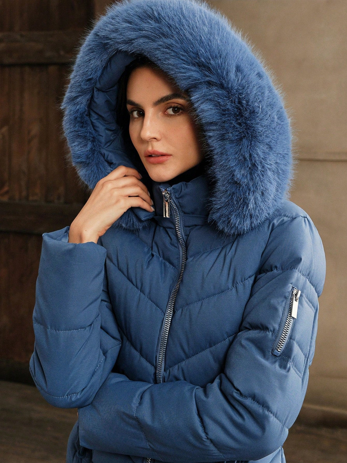 Cappotto con cappuccio imbottito, con cerniera e coulisse