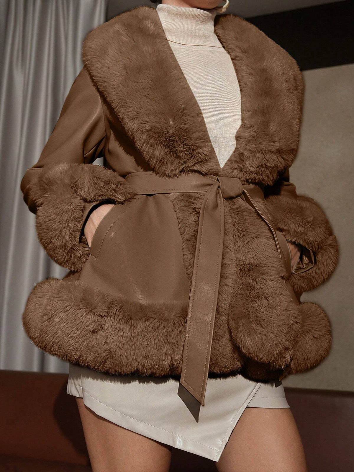 Cappotto Con Cintura E Pelliccia Sintetica Sui Bordi, Tasche Laterali