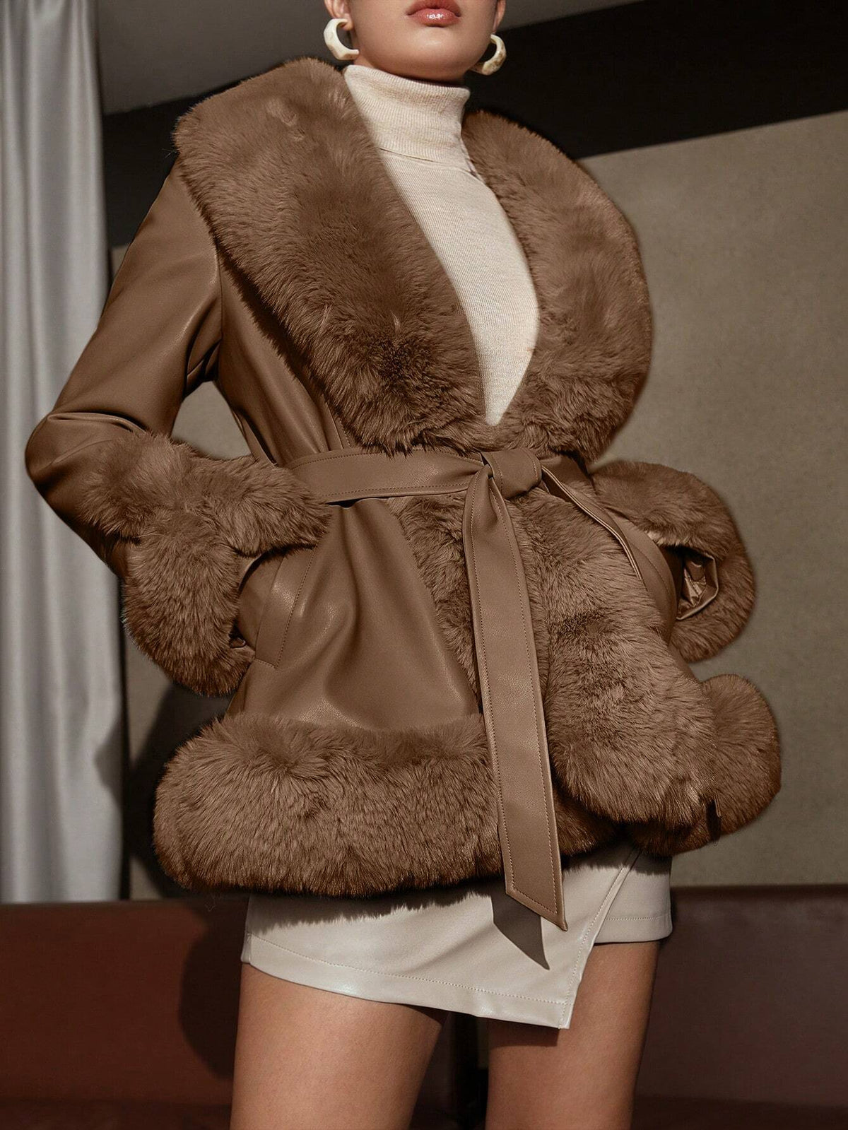 Cappotto Con Cintura E Pelliccia Sintetica Sui Bordi, Tasche Laterali