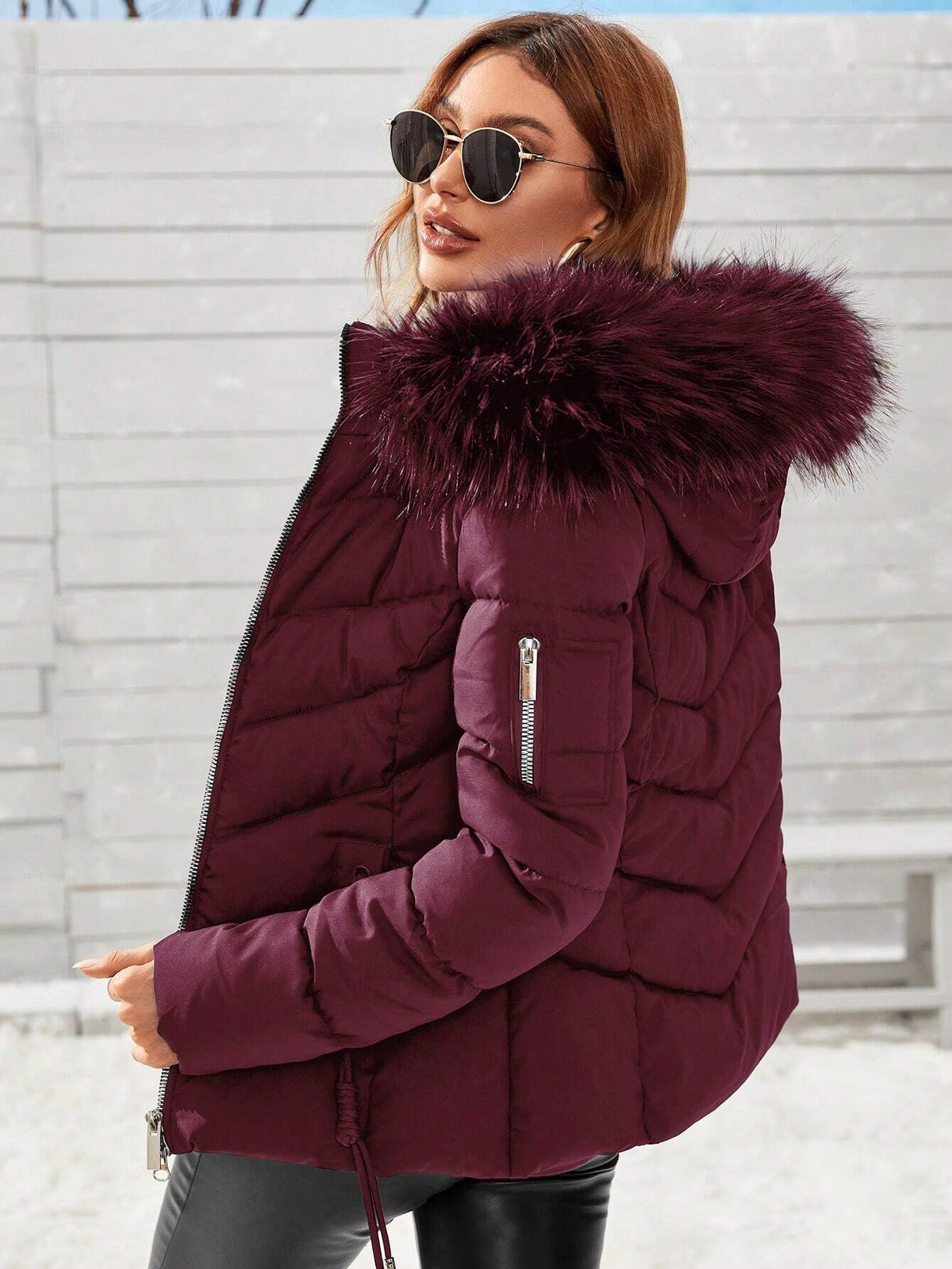 Cappotto con cappuccio imbottito, con cerniera e coulisse