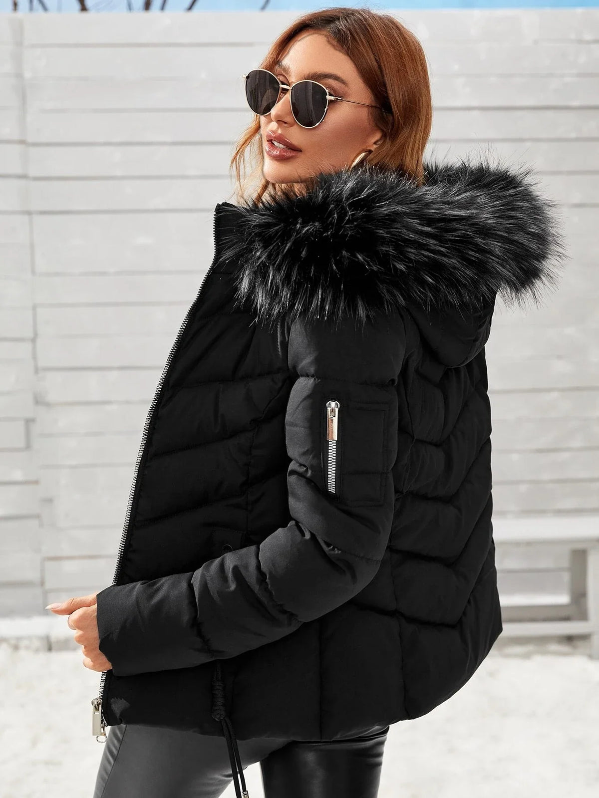 Cappotto con cappuccio imbottito, con cerniera e coulisse