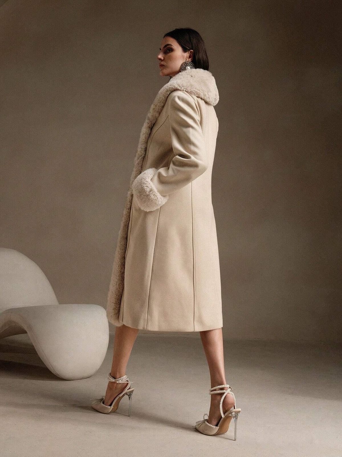 Cappotto con collo in pelliccia finta arricchito, tipo teddy soffice per donne, vestibilitˆ comoda