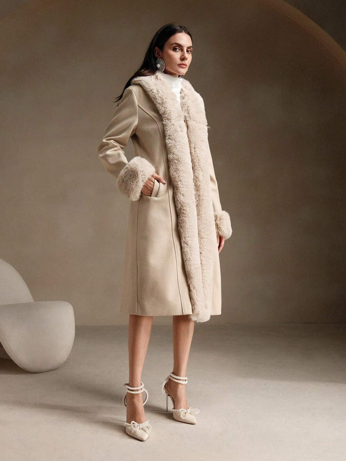 Cappotto con collo in pelliccia finta arricchito, tipo teddy soffice per donne, vestibilitˆ comoda