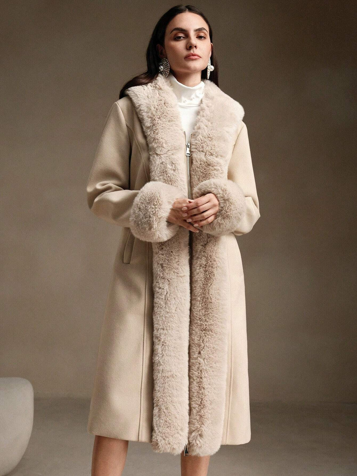 Cappotto con collo in pelliccia finta arricchito, tipo teddy soffice per donne, vestibilitˆ comoda