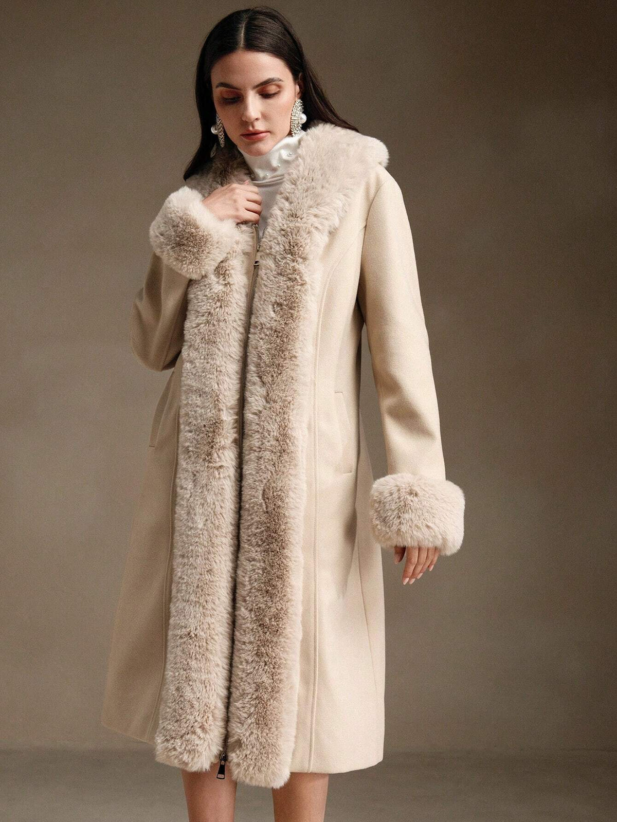 Cappotto con collo in pelliccia finta arricchito, tipo teddy soffice per donne, vestibilitˆ comoda