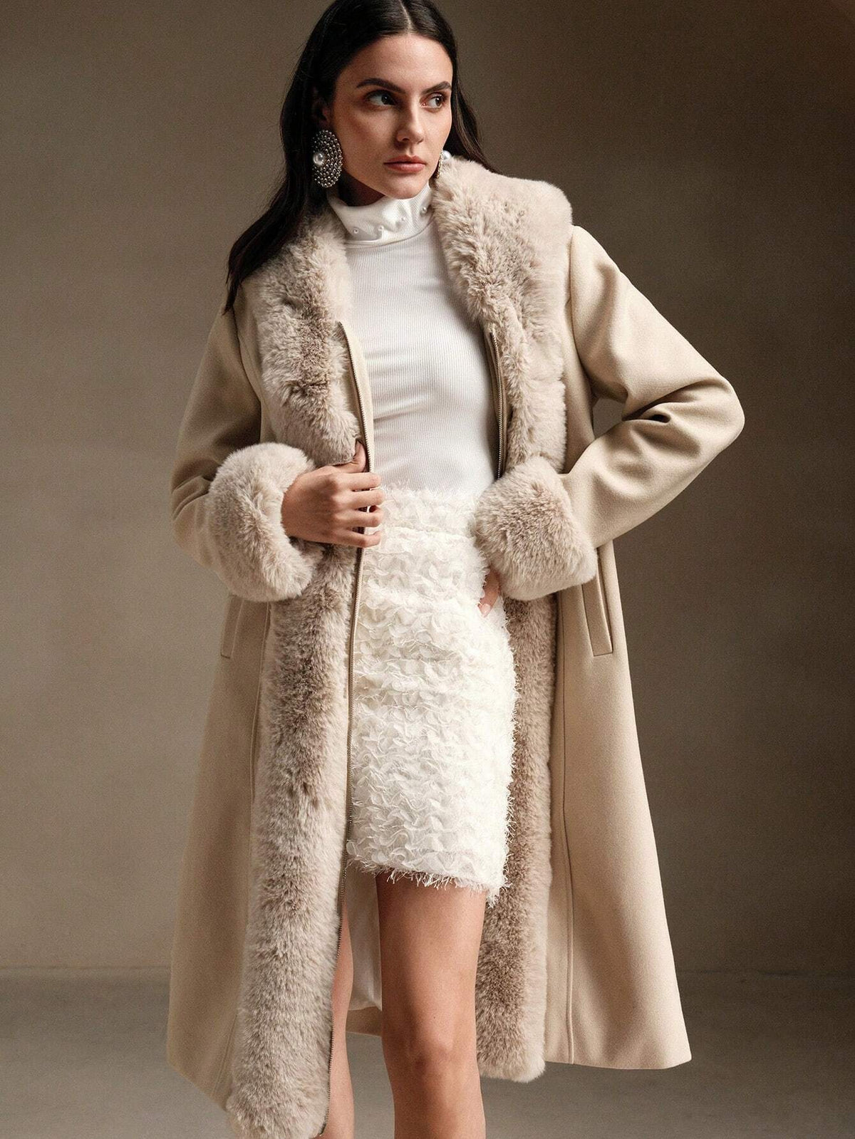 Cappotto con collo in pelliccia finta arricchito, tipo teddy soffice per donne, vestibilitˆ comoda