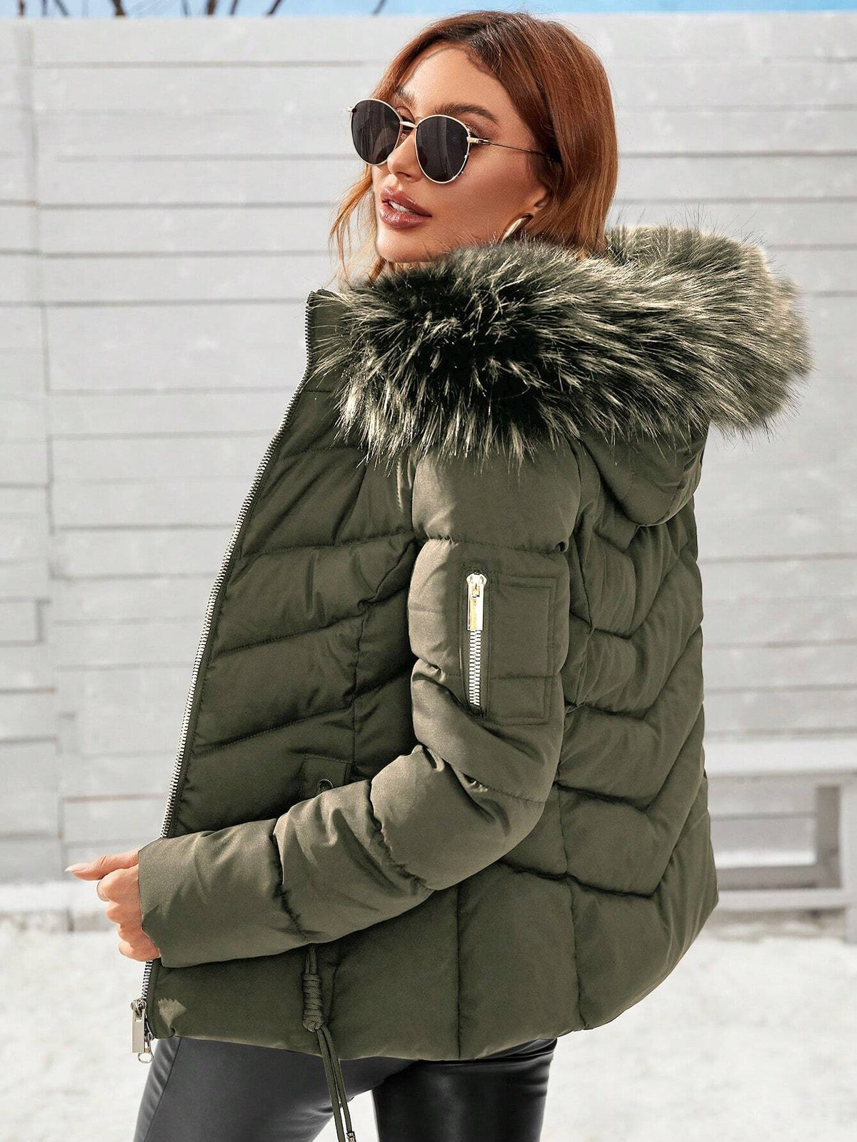 Cappotto con cappuccio imbottito, con cerniera e coulisse