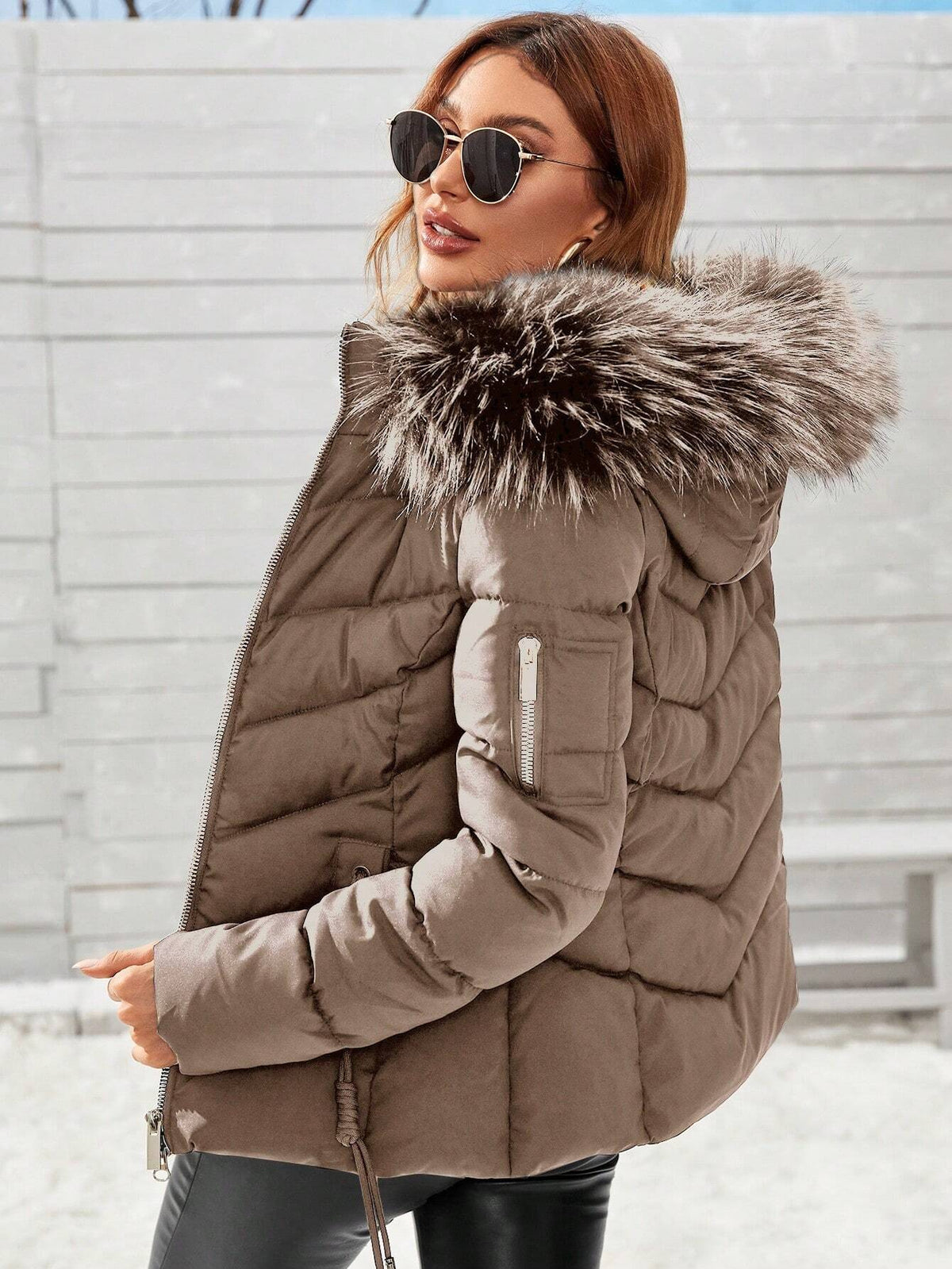 Cappotto con cappuccio imbottito, con cerniera e coulisse