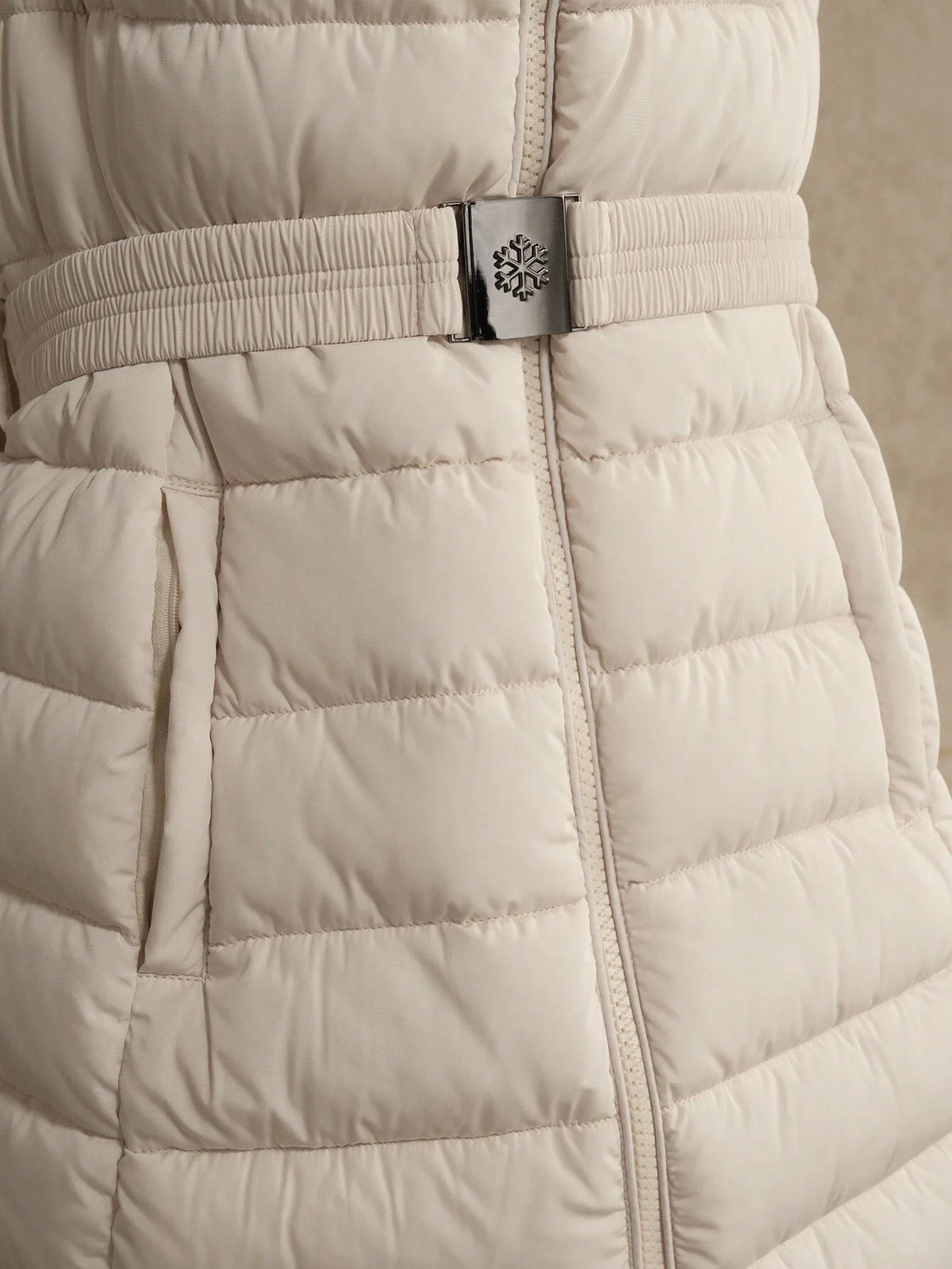 Cappotto imbottito con chiusura lampo, cappuccio, vita stretta e collo in finta pelliccia staccabile