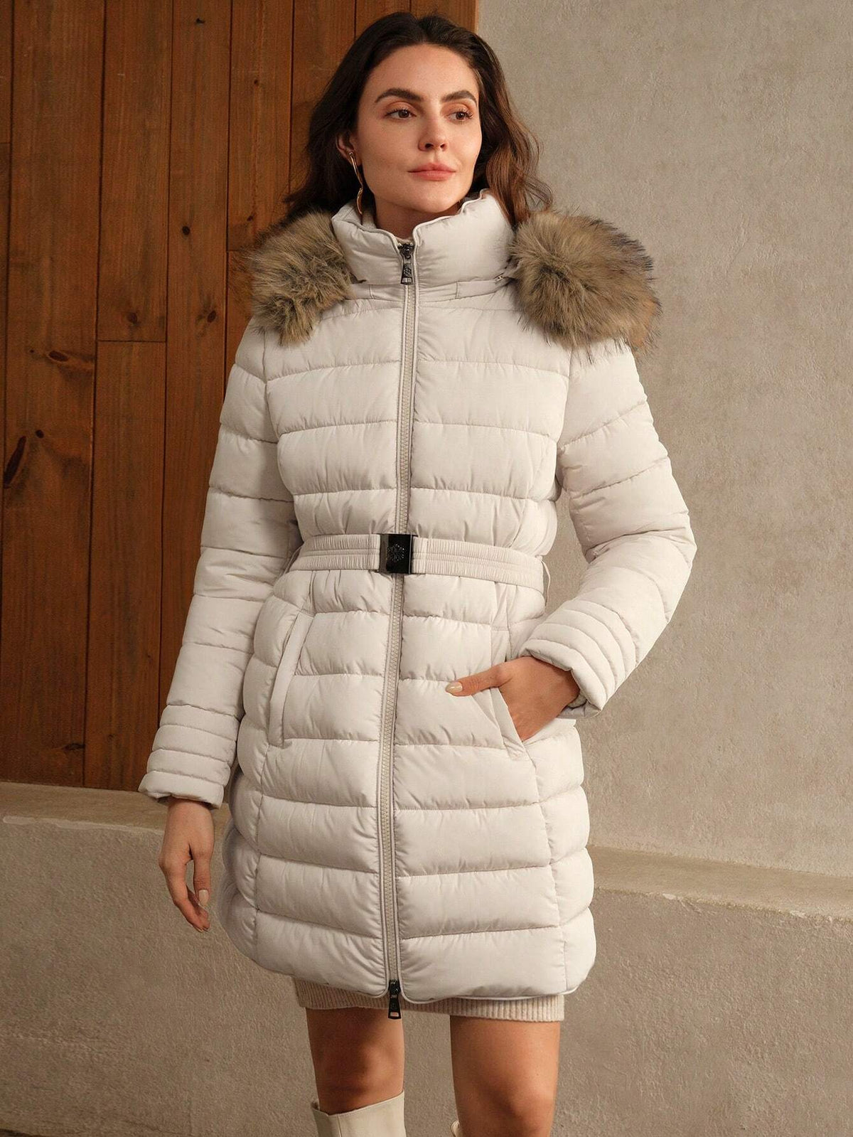 Cappotto imbottito con chiusura lampo, cappuccio, vita stretta e collo in finta pelliccia staccabile