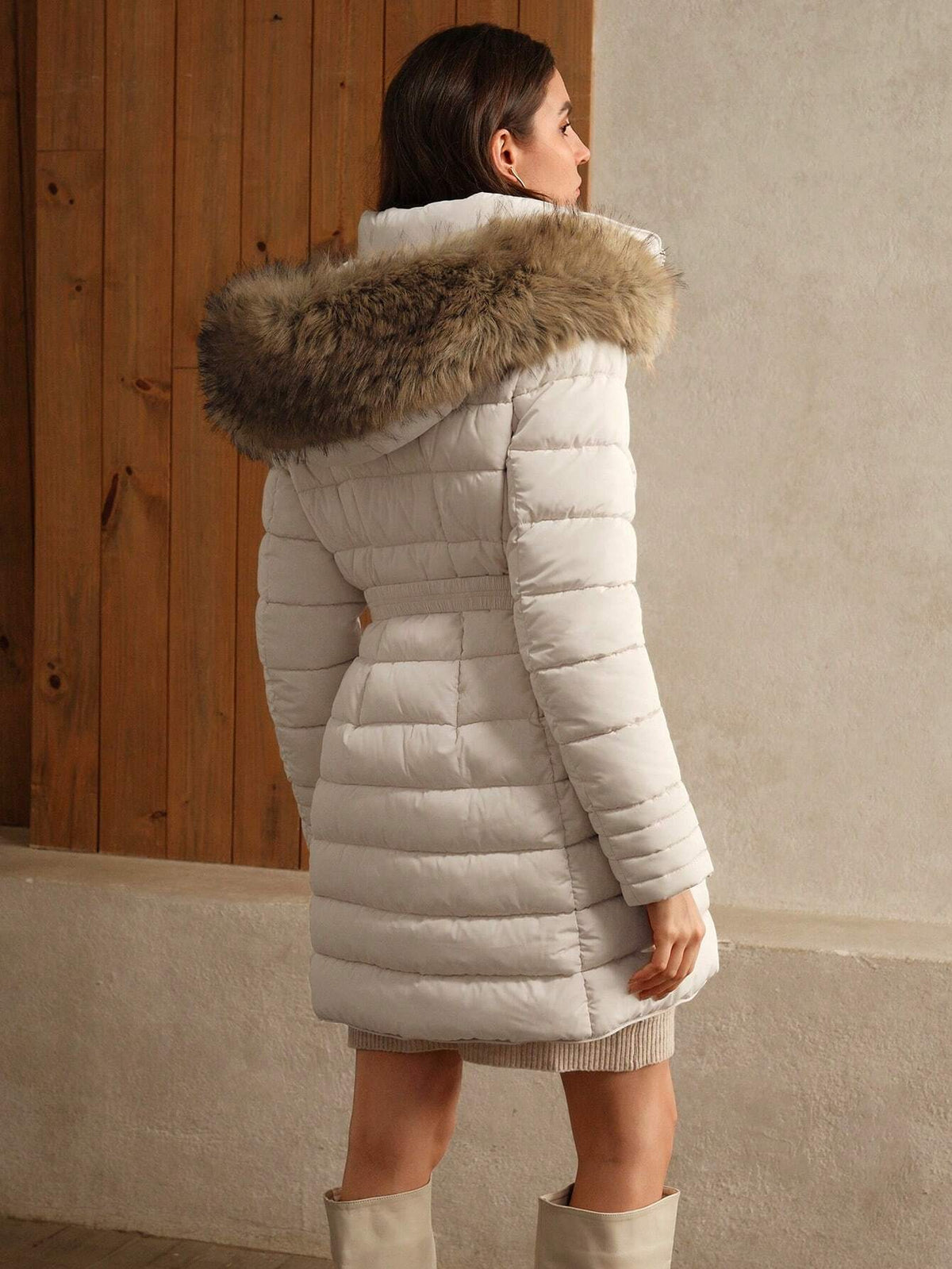 Cappotto imbottito con chiusura lampo, cappuccio, vita stretta e collo in finta pelliccia staccabile