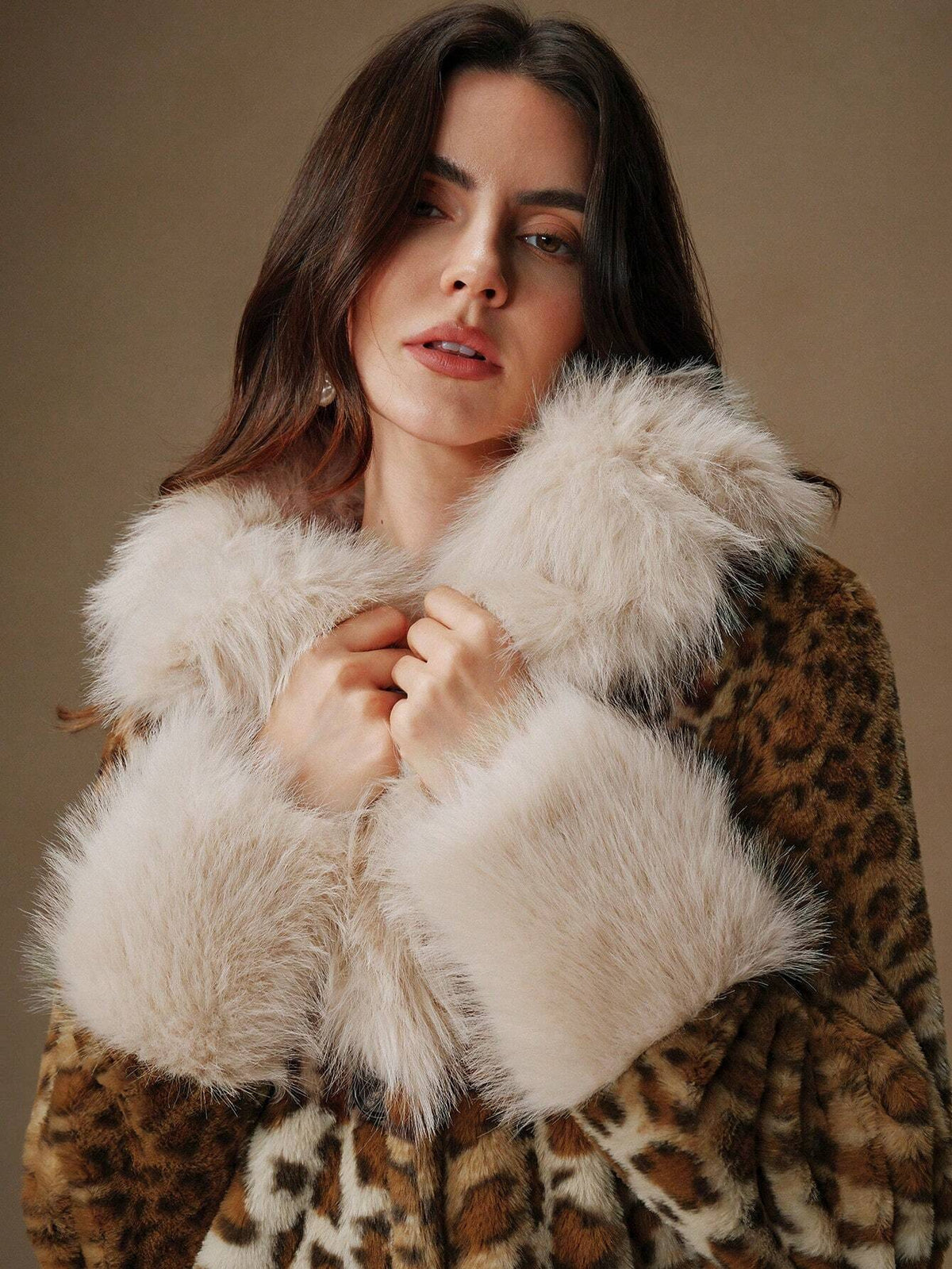 Cappotto lungo da donna a linea A con finta pelliccia e bordo morbido a stampa leopardata