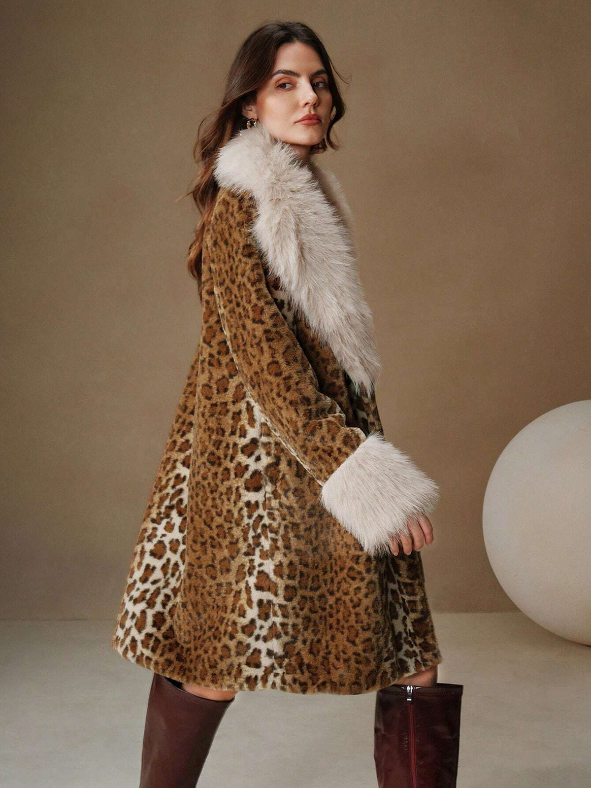 Cappotto lungo da donna a linea A con finta pelliccia e bordo morbido a stampa leopardata