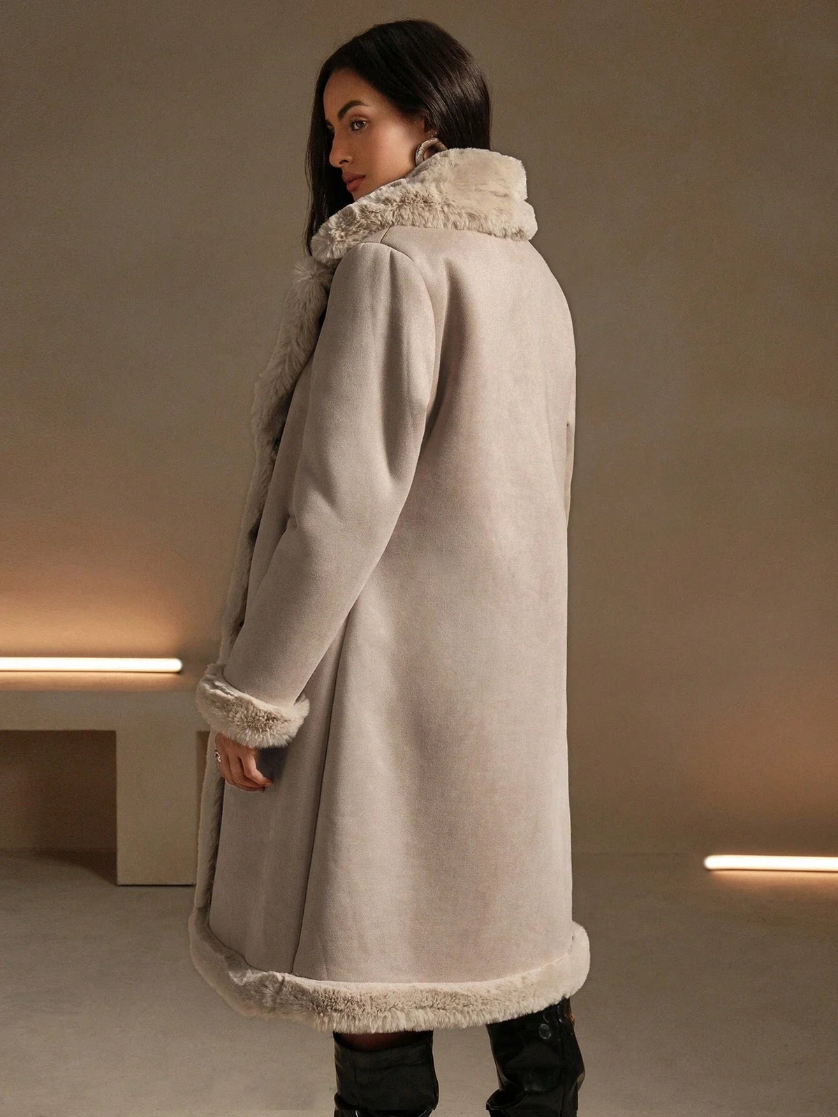 Cappotto lungo imbottito elegante dalla vestibilitˆ regolare con colletto alla rovescia e maniche lunghe, di colore unito, invernale