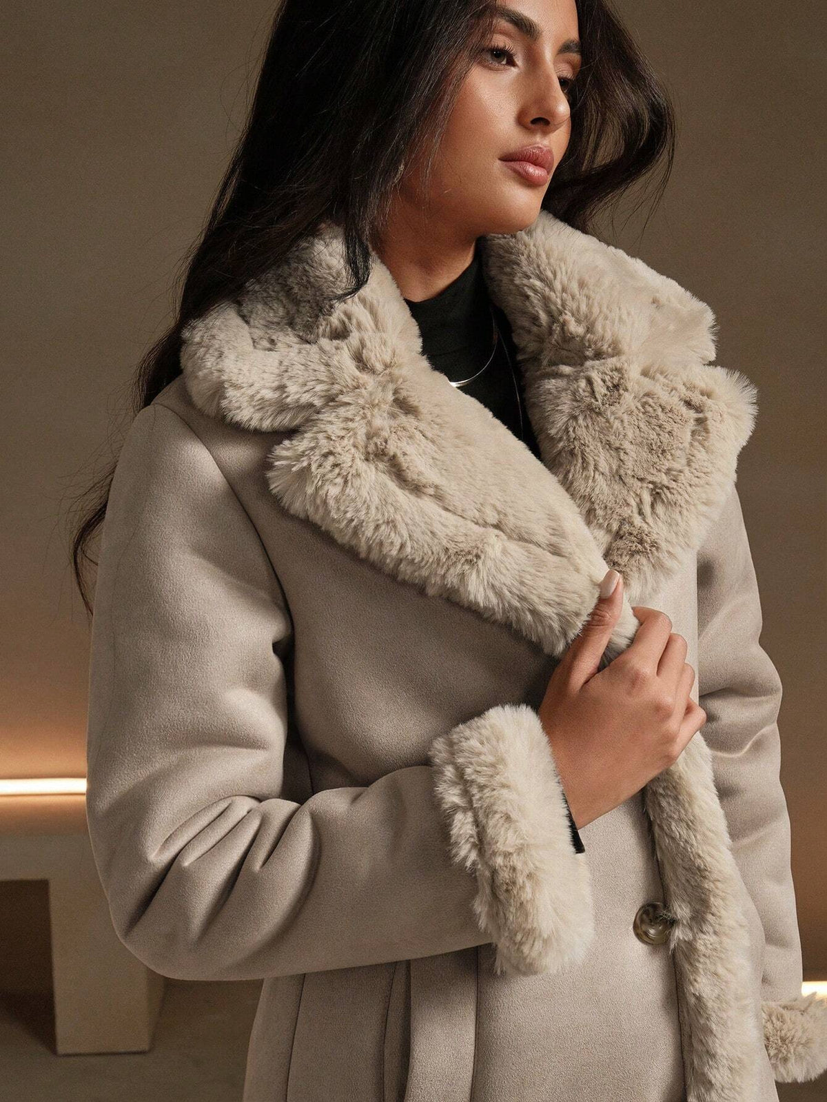 Cappotto lungo imbottito elegante dalla vestibilitˆ regolare con colletto alla rovescia e maniche lunghe, di colore unito, invernale