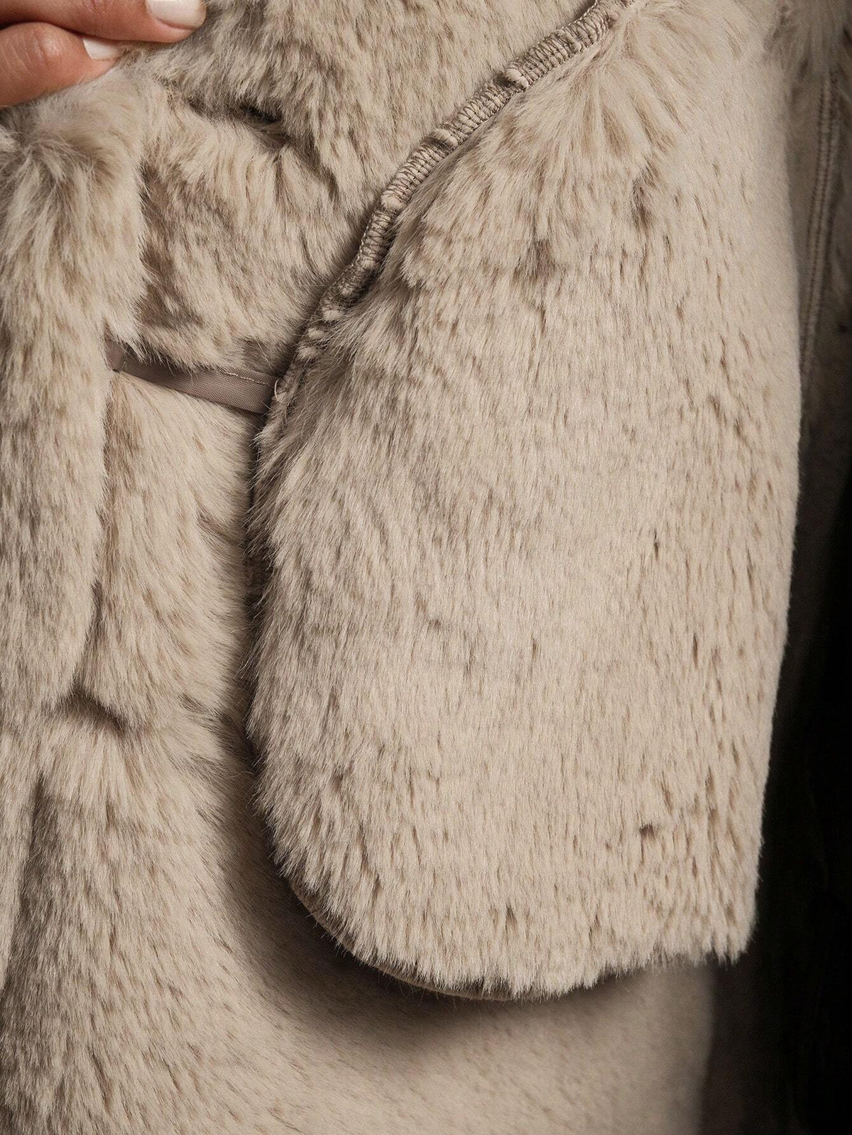Cappotto lungo imbottito elegante dalla vestibilitˆ regolare con colletto alla rovescia e maniche lunghe, di colore unito, invernale