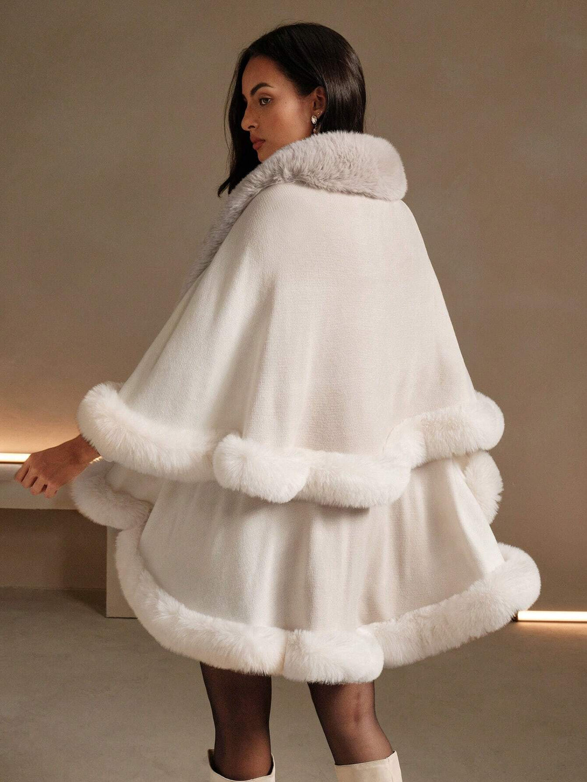 Cardigan aperto elegante in maglia a doppio strato di stile europeo classico autunnale/invernale da donna con pelliccia finta di coniglio, poncho cape