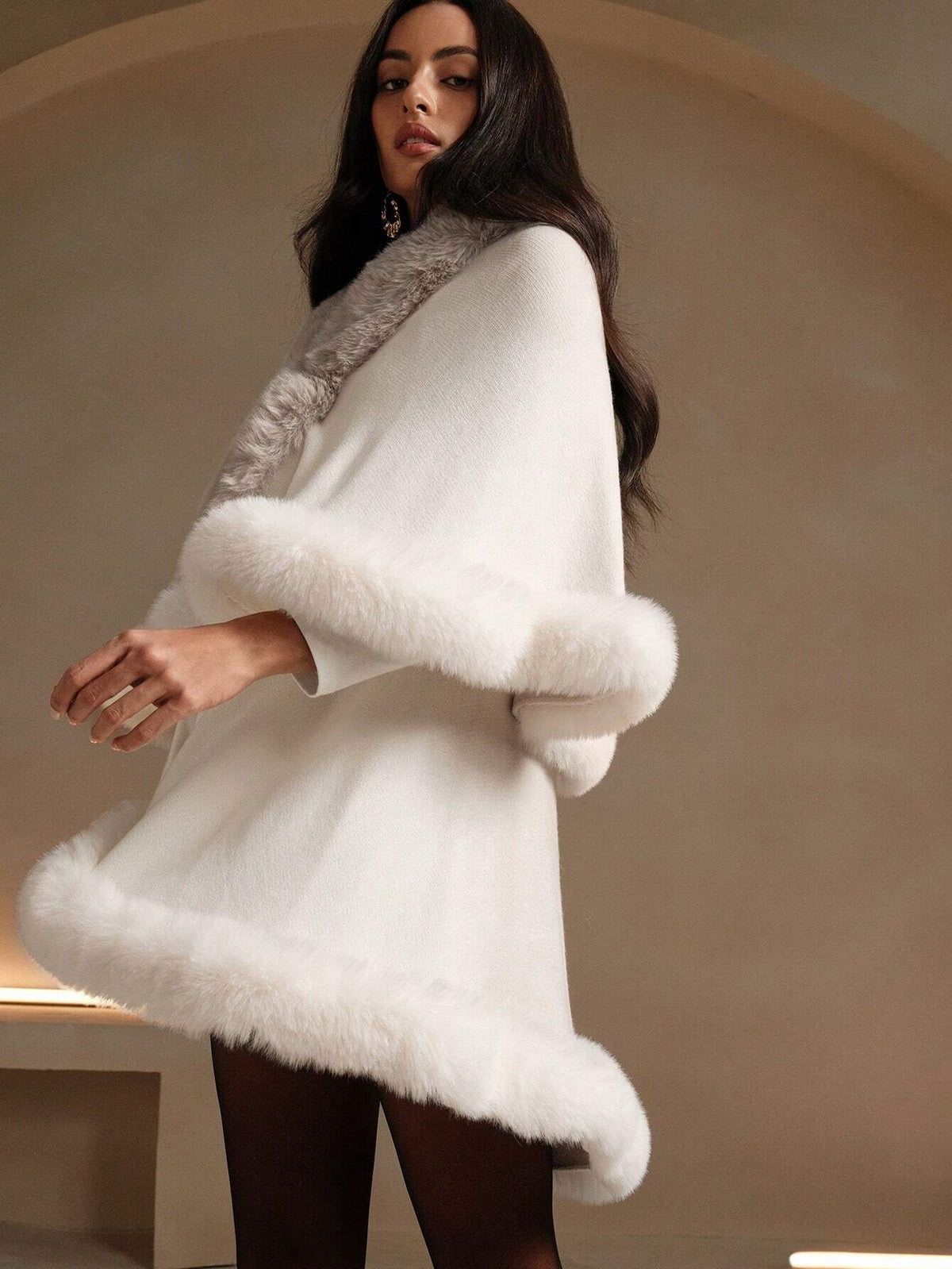Cardigan aperto elegante in maglia a doppio strato di stile europeo classico autunnale/invernale da donna con pelliccia finta di coniglio, poncho cape