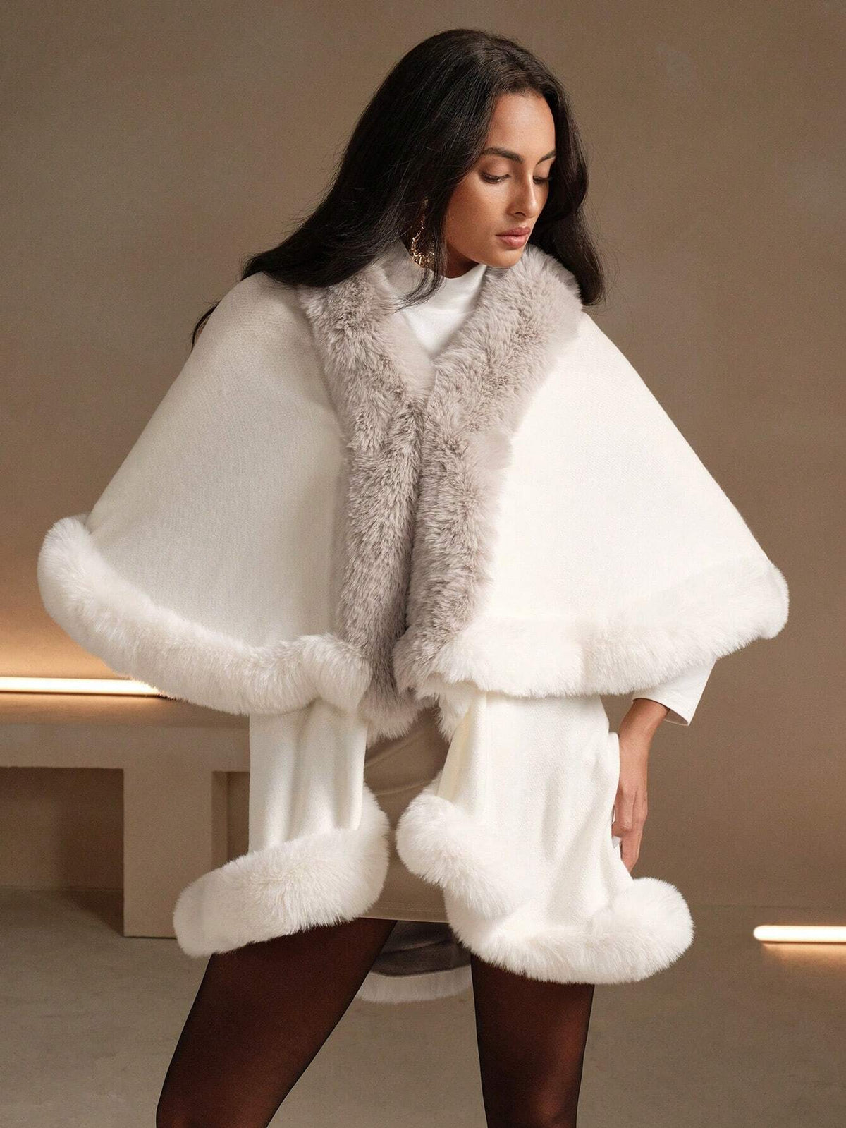 Cardigan aperto elegante in maglia a doppio strato di stile europeo classico autunnale/invernale da donna con pelliccia finta di coniglio, poncho cape