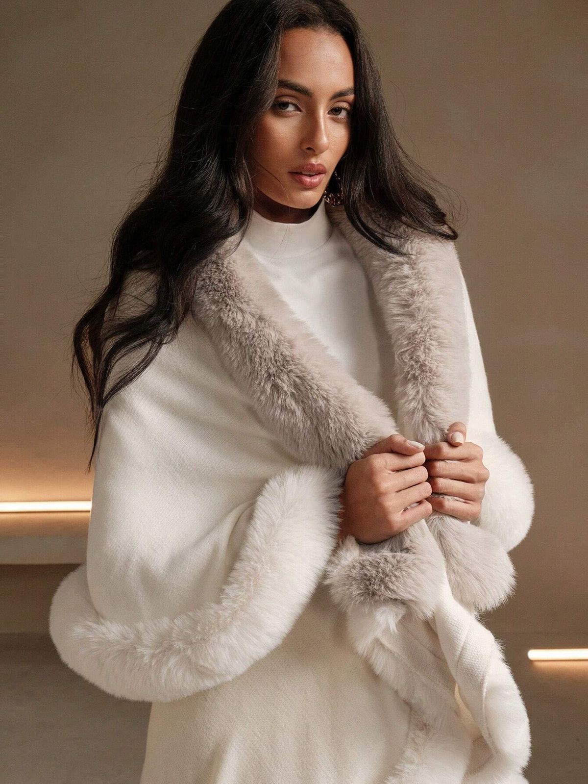 Cardigan aperto elegante in maglia a doppio strato di stile europeo classico autunnale/invernale da donna con pelliccia finta di coniglio, poncho cape