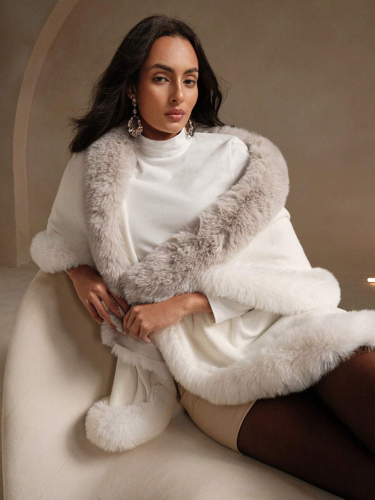 Cardigan aperto elegante in maglia a doppio strato di stile europeo classico autunnale/invernale da donna con pelliccia finta di coniglio, poncho cape