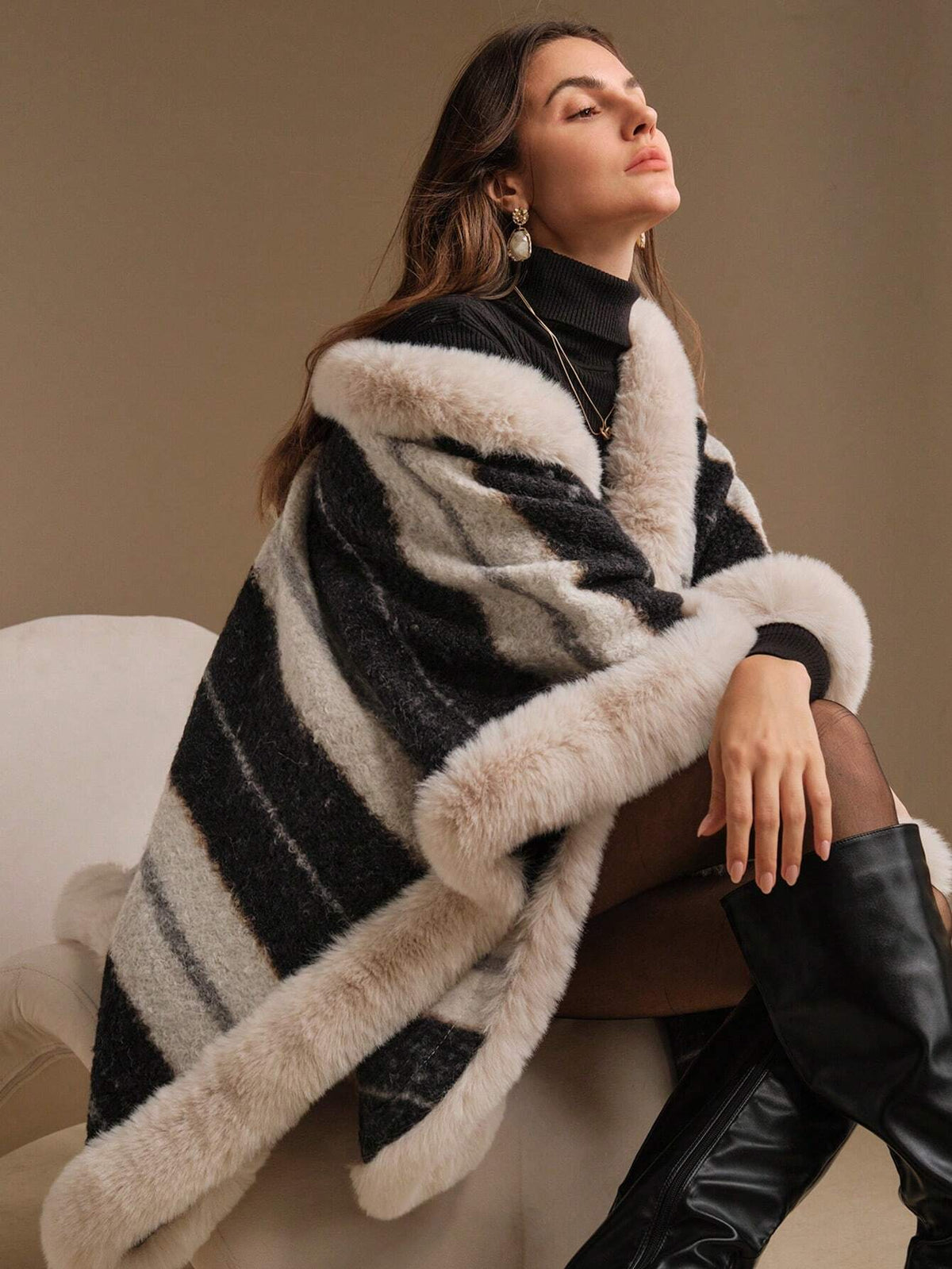Cardigan poncho con collo in pelliccia finta in stile europeo elegante, invernale classico per le donne