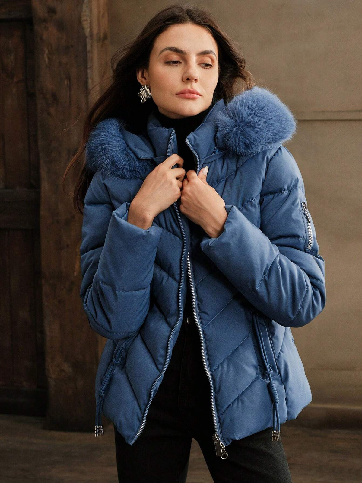 Cappotto con cappuccio imbottito, con cerniera e coulisse