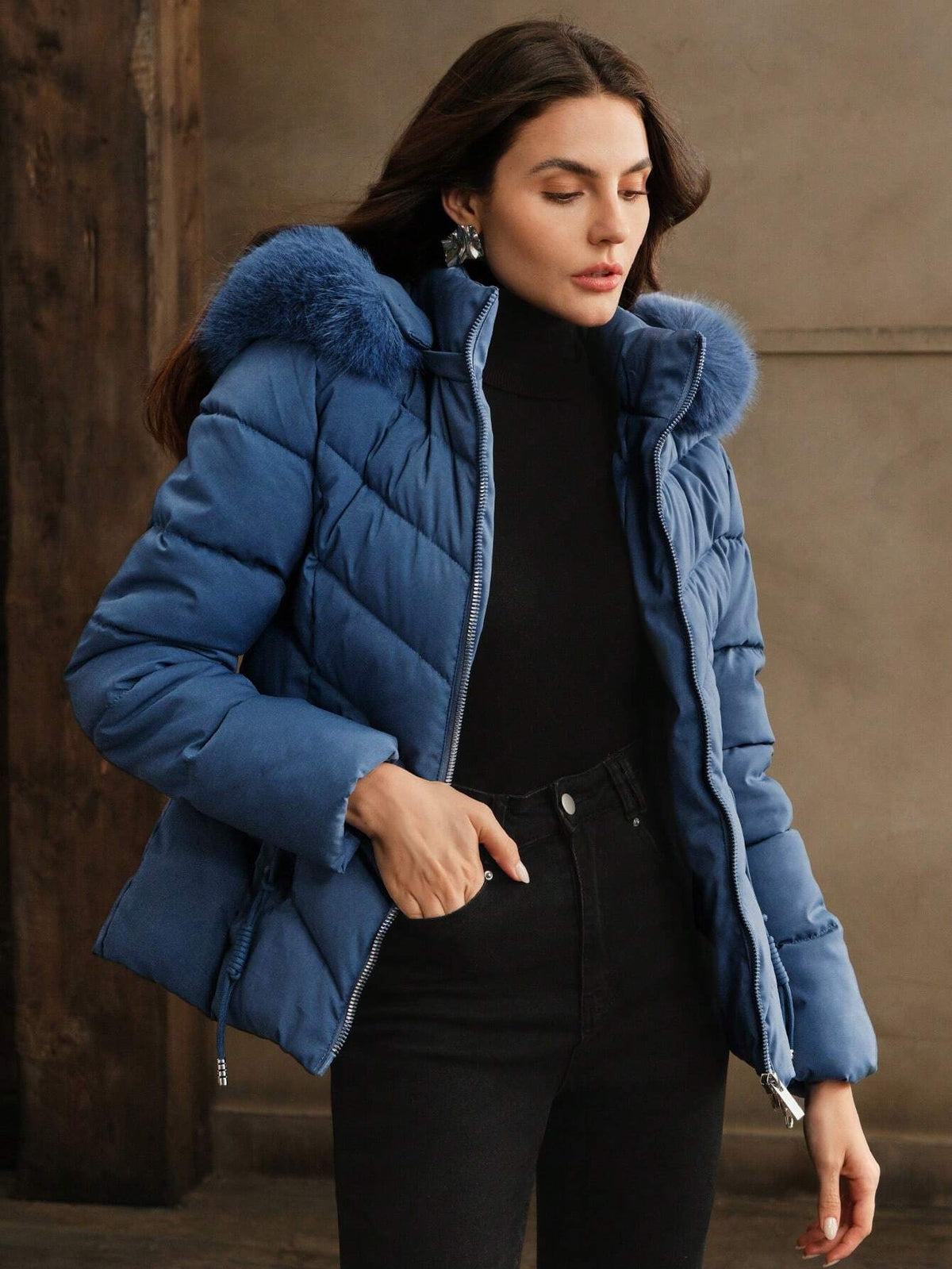Cappotto con cappuccio imbottito, con cerniera e coulisse