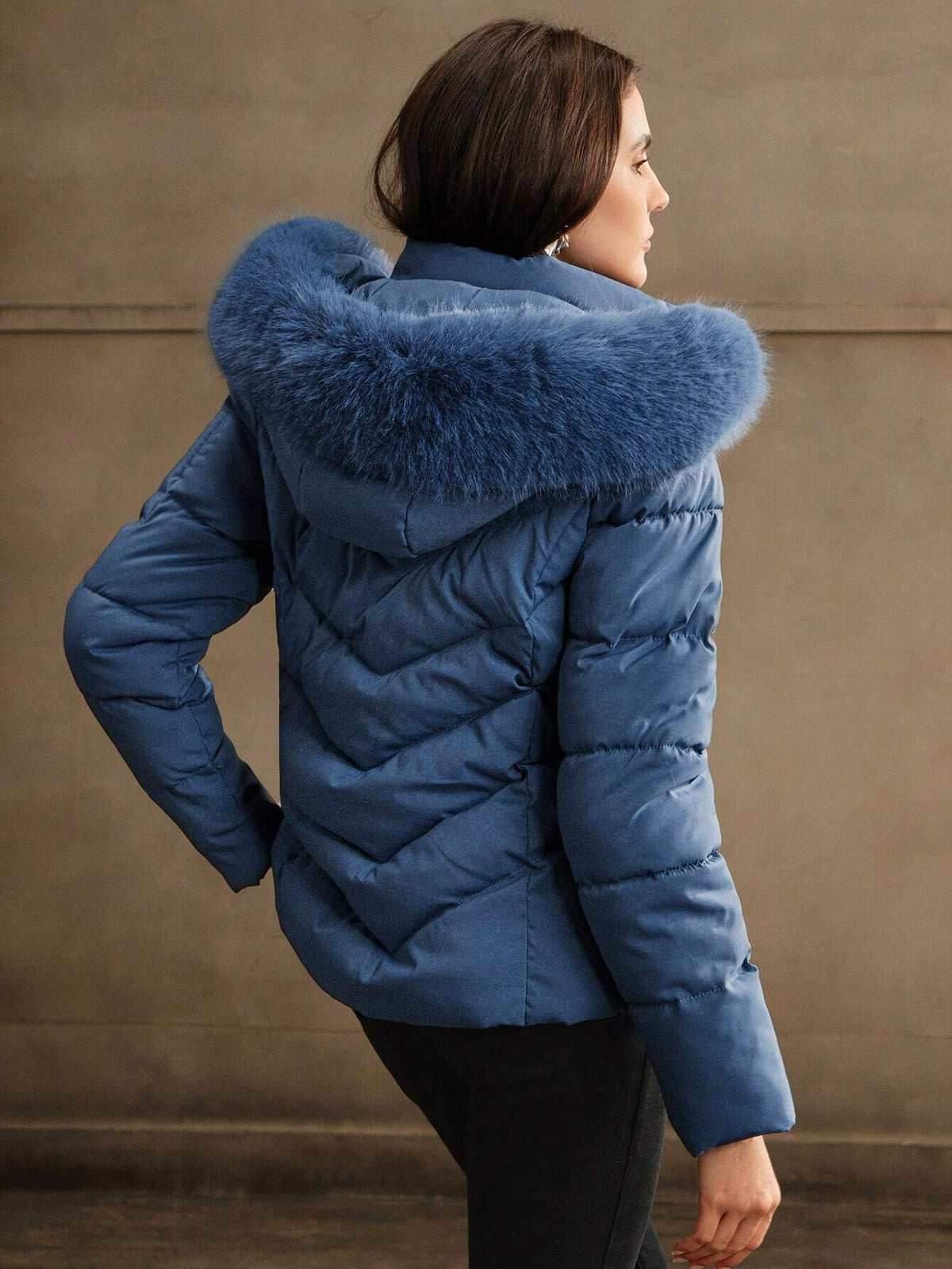 Cappotto con cappuccio imbottito, con cerniera e coulisse
