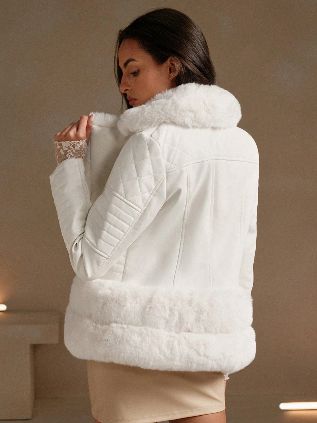 Giacca da donna con vita stretta in ecopelliccia e pelle sintetica colorblock di moda, adatta per autunno/inverno