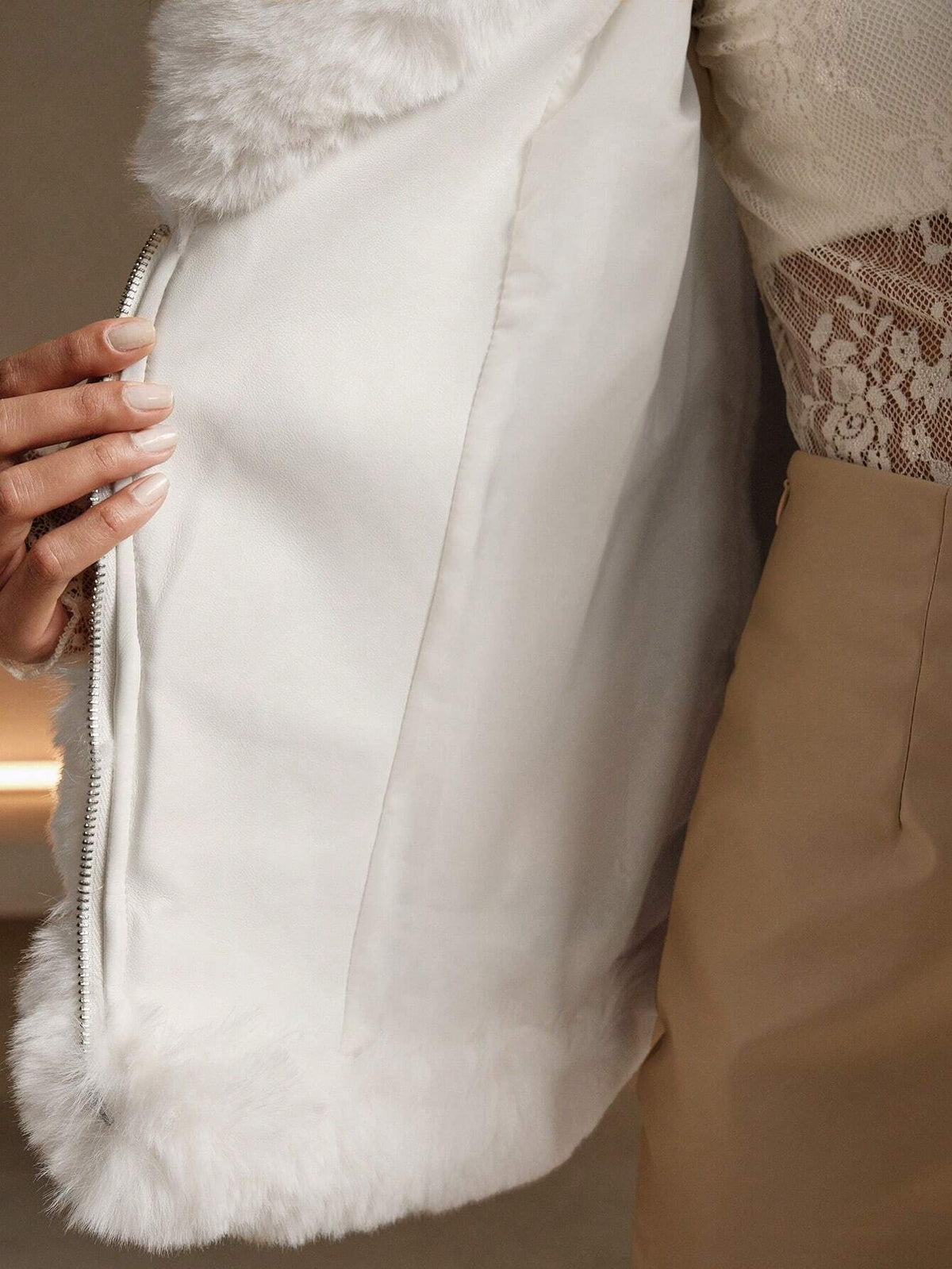 Giacca da donna con vita stretta in ecopelliccia e pelle sintetica colorblock di moda, adatta per autunno/inverno