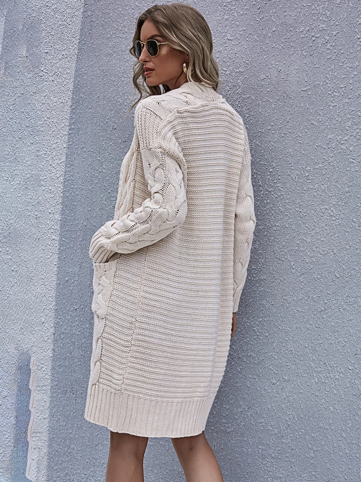 Cardigan con doppia tasca trecce a maglia spalle cadenti