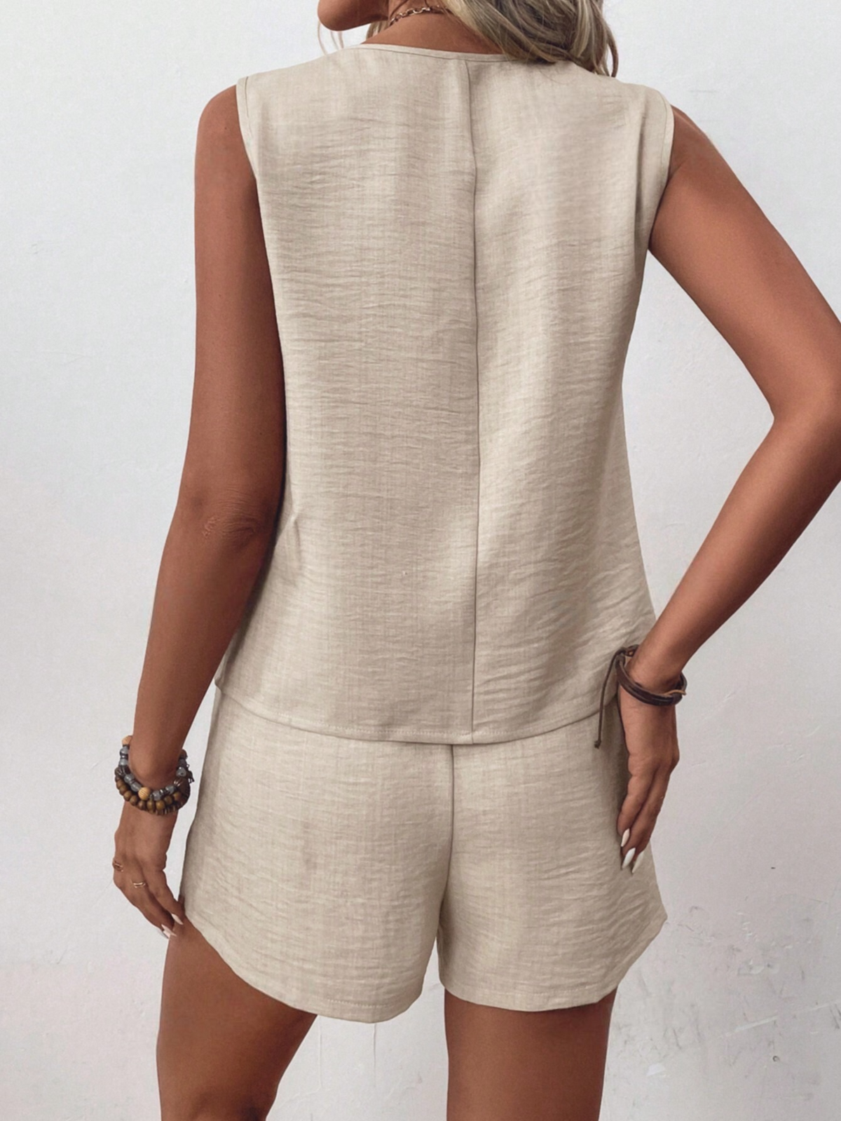 Set Due Pezzi Top Canotta Smanicato Con Collo A V Decorato Da Bottoni E Pantaloncini A Vita Alta Tinta Unita Per Donna