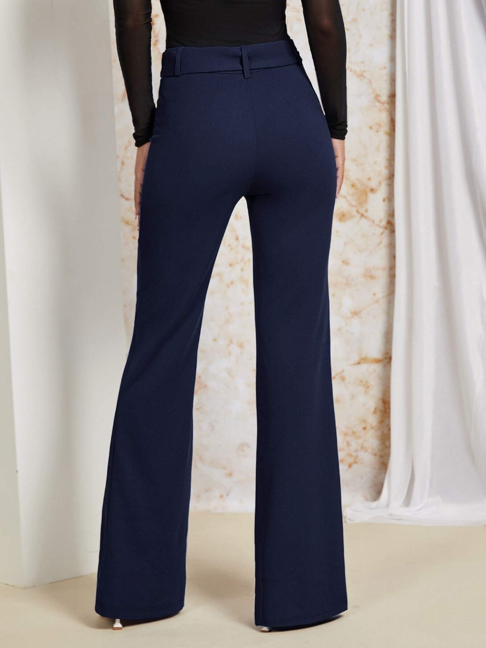 Pantaloni monocolore con gamba svasata con cintura