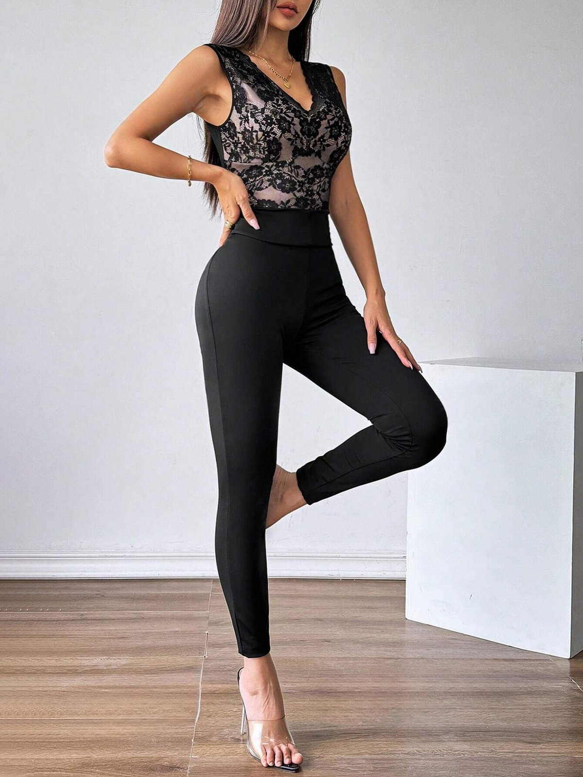 Tuta jumpsuit senza maniche in pizzo e patch minimalista da donna, abbigliamento casual