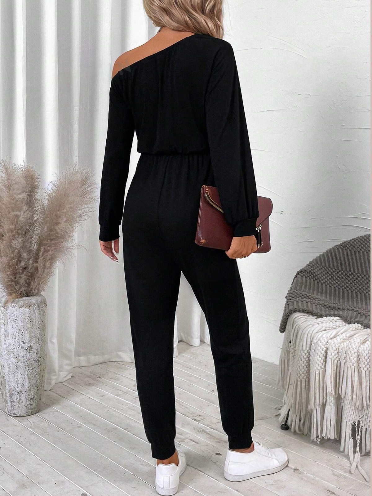 Tuta jumpsuit casual da donna a collo asimmetrico con maniche lunghe, collo asimmetrico e colore unito