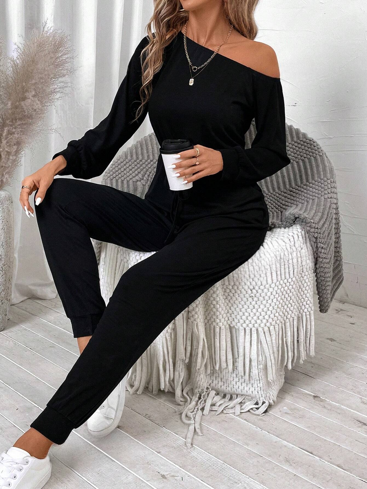 Tuta jumpsuit casual da donna a collo asimmetrico con maniche lunghe, collo asimmetrico e colore unito