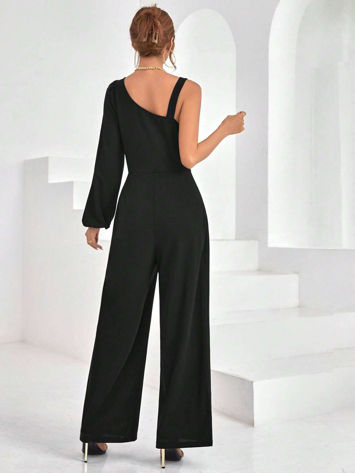 Jumpsuit gamba larga scollatura asimmetrica maniche a fessura dettaglio catena