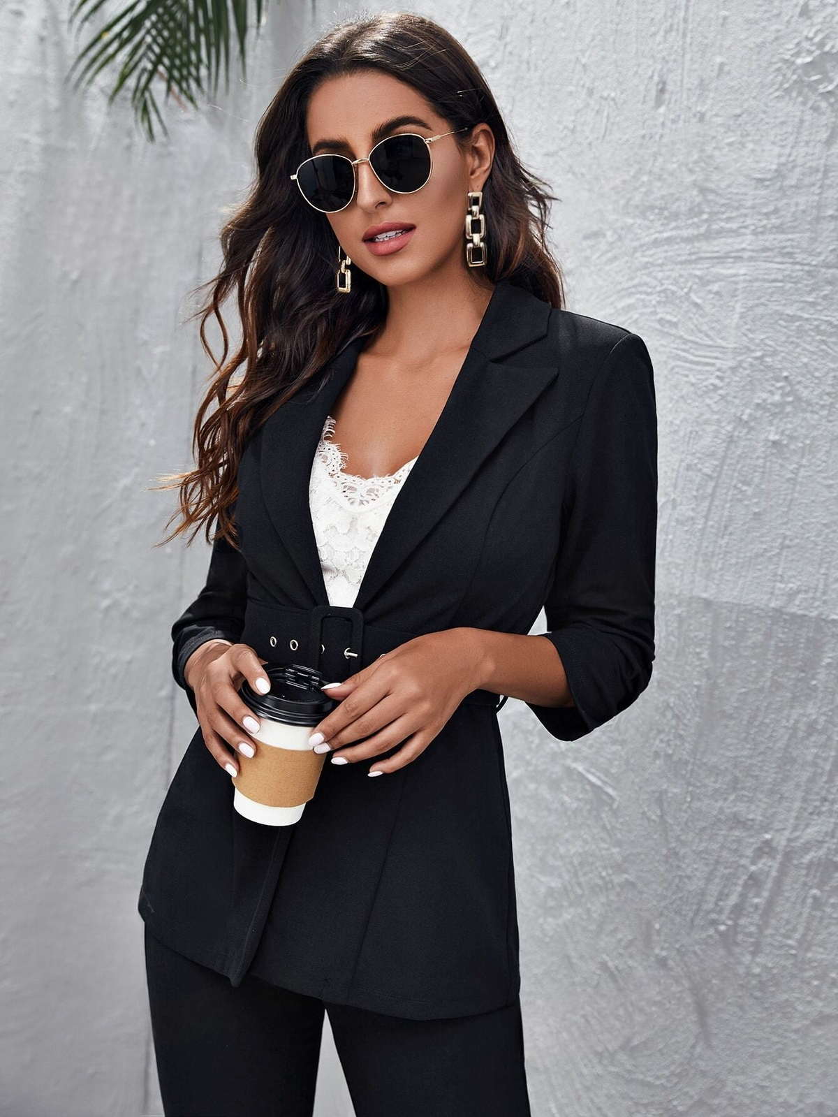 Set pantaloni con fessura sull'orlo e Blazer con cintura e fibbia e collo a punta