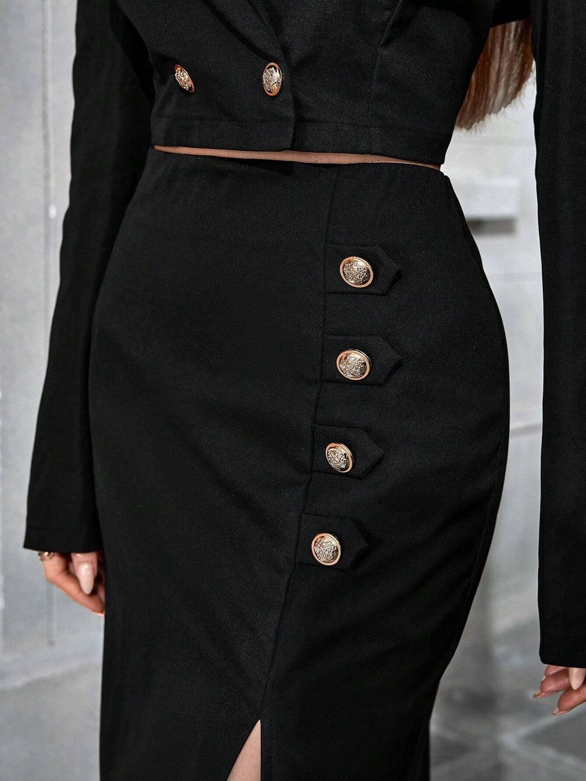 Set elegante da donna composto da giacca corta con colletto alto e maniche a gigot
